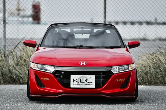 赤いボディが目を引くホンダ S660のKLCカスタムモデル正面ビュー