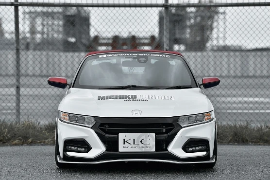 KLCカスタムの白いホンダ S660、赤ルーフと「MICHIKO LONDON」ロゴが特徴的なフロントビュー