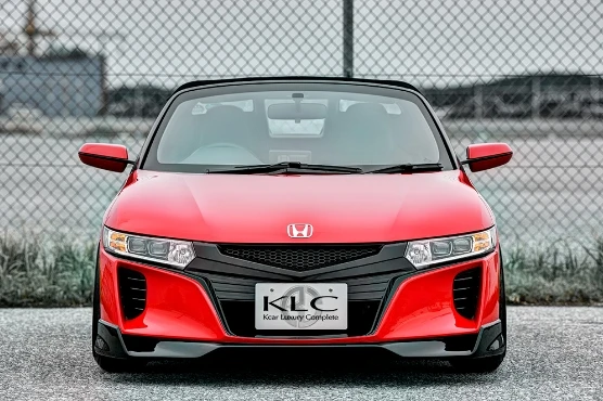 シンプルな赤のボディが映える、KLCカスタムのホンダ S660正面ビュー