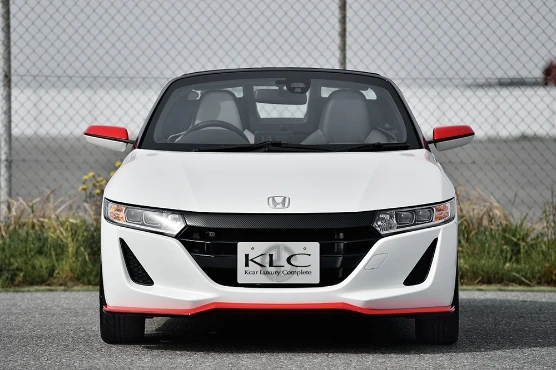 赤のドアミラーとリップスポイラーがアクセントの、白いホンダ S660 KLCカスタム