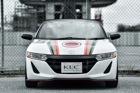 MARTINIストライプが施されたグレーのホンダ S660、KLCカスタム仕様のフロントビュー