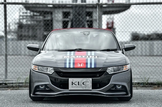 MARTINIストライプが施されたグレーのホンダ S660、KLCカスタム仕様のフロントビュー