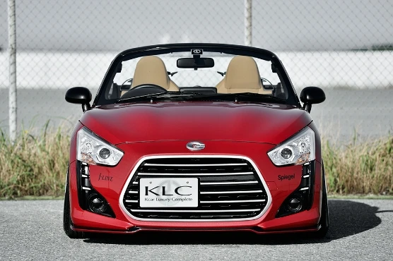 メッキグリルとベージュシートが特徴の赤いダイハツ コペン、KLCカスタム仕様のフロントビュー