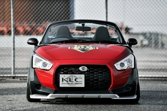 黒いフロントグリルとボンネットデカールが施された赤いダイハツ コペン、KLCカスタムモデル